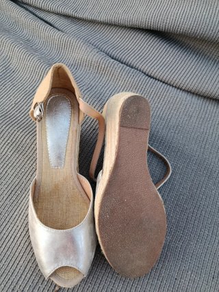 Sandalias cuña plateadas y beige Talla 41