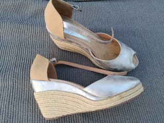Sandalias cuña plateadas y beige Talla 41