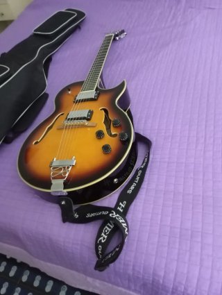 Chitarra  Semiacustica EKO, amplificata