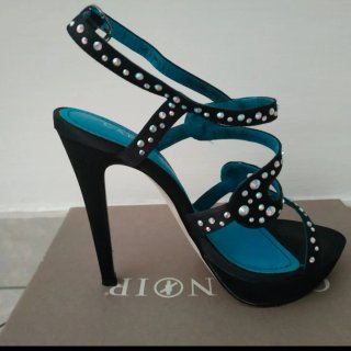 Sandali con tacco e strass neri e turchesi