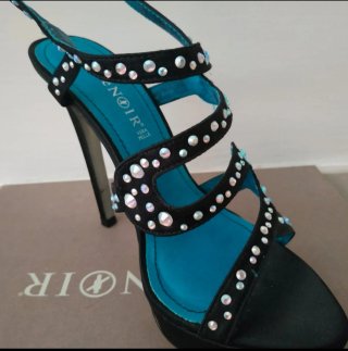 Sandali con tacco e strass neri e turchesi