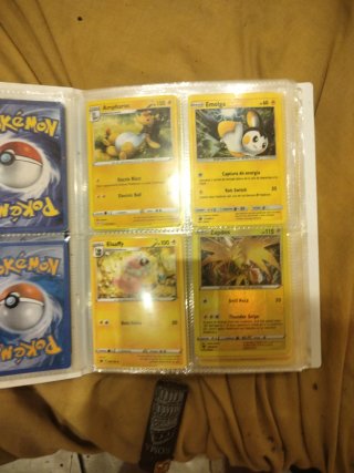 Álbum Pokémon con Terrakion, Thundurus, Blitzle