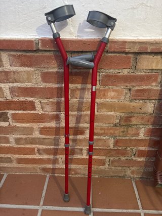 muletas rojas para niño