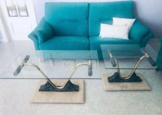 Due tavolini da centro e ausiliari in vetro e marmo
