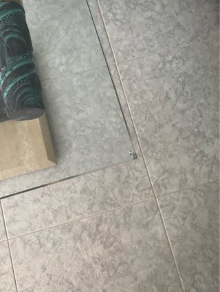Due tavolini da centro e ausiliari in vetro e marmo