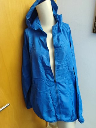 Chaqueta azul con capucha nueva a estrenar