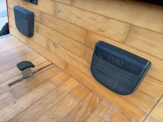 Carruaje de madera y metal con accesorios