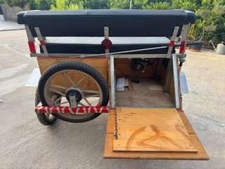 Carruaje de madera y metal con accesorios
