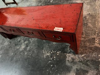 Mesa baja roja estilo oriental con cajones