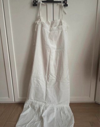 Vestito bianco lungo con rouches