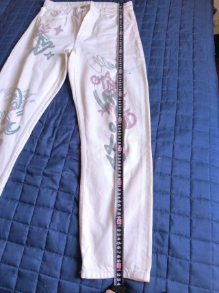 Pantalón vaquero blanco con estampado