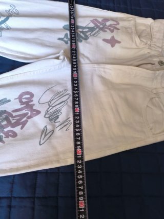 Pantalón vaquero blanco con estampado