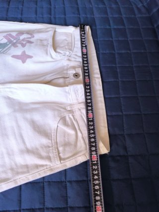 Pantalón vaquero blanco con estampado