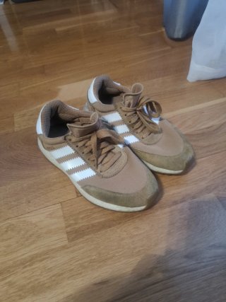 Zapatillas Adidas Marrones y Blancas