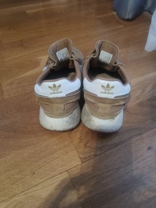 Zapatillas Adidas Marrones y Blancas