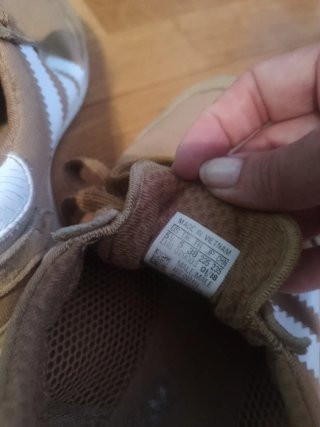 Zapatillas Adidas Marrones y Blancas