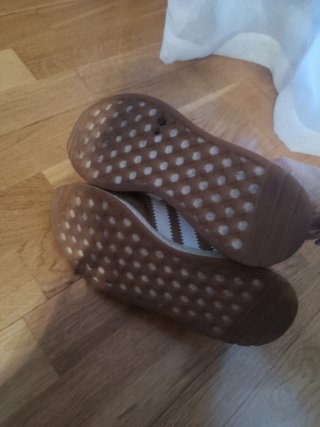 Zapatillas Adidas Marrones y Blancas