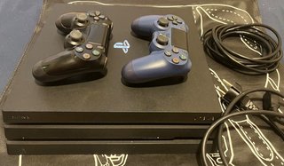 PS4 Pro + 2 mandos Dualshock (Negro y Azul)