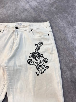 Pantalones blancos con bordado