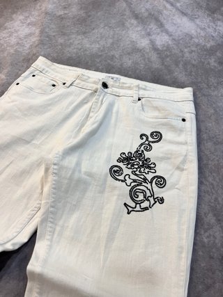 Pantalones blancos con bordado