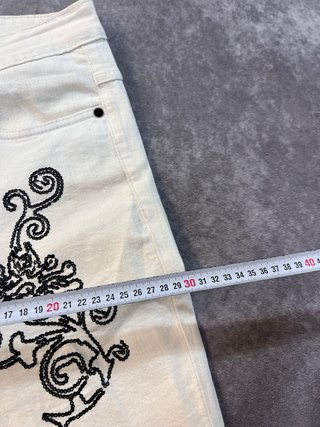 Pantalones blancos con bordado