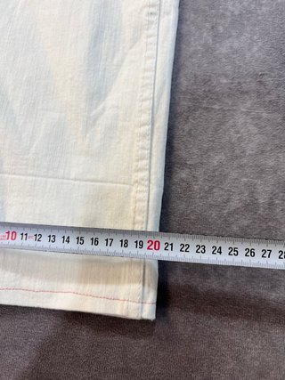 Pantalones blancos con bordado