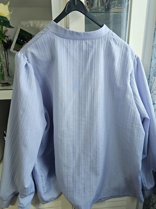 Blusa celeste cuello mao con encaje negro