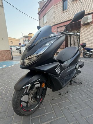 Honda PCX 2022 Negra - Maxi Scooter Automática