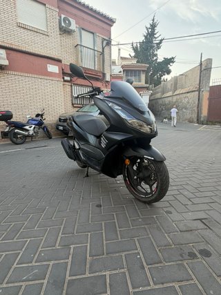 Honda PCX 2022 Negra - Maxi Scooter Automática