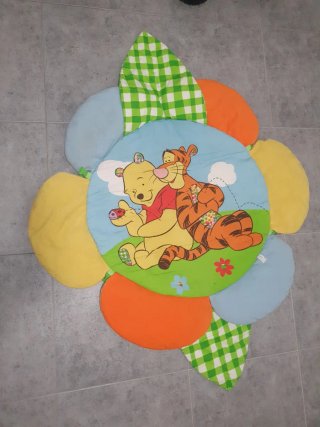 Parque bebé con juguetes