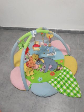 Parque bebé con juguetes