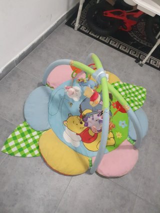 Parque bebé con juguetes