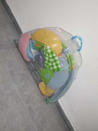 Parque bebé con juguetes