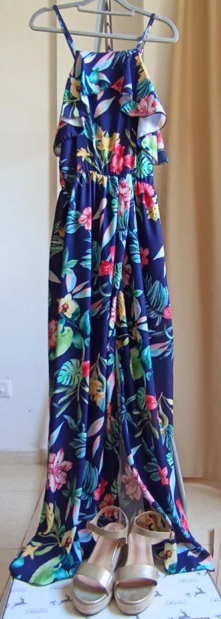 Vestido largo estampado flores y sandalias esparto