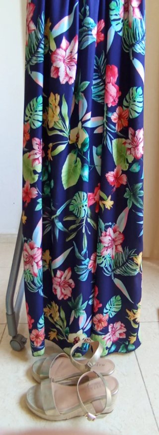 Vestido largo estampado flores y sandalias esparto