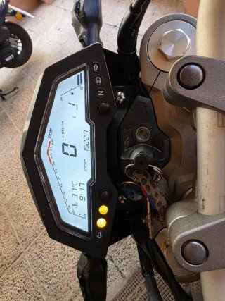 Zontes 125 Negra - Moto Naked,15000 kilómetros