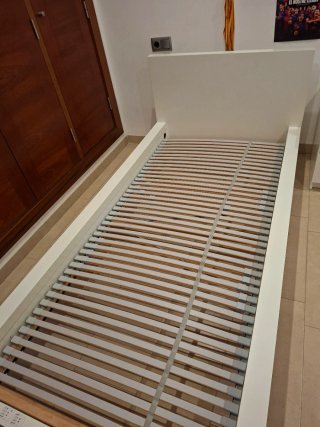 Estructura de cama blanca y madera