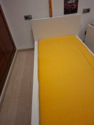 Estructura de cama blanca y madera