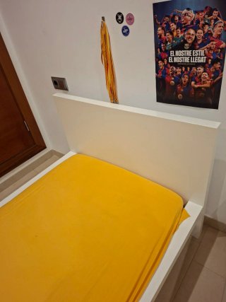 Estructura de cama blanca y madera