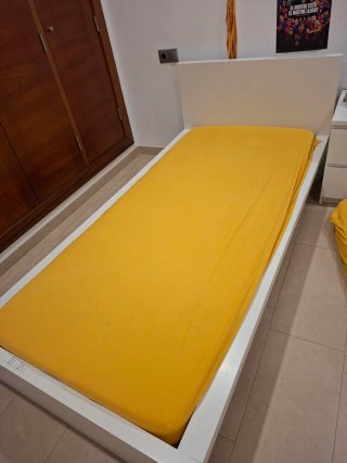 Estructura de cama blanca y madera