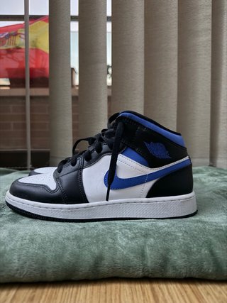 Zapatillas Jordan 1 Mid Azul y Blanco