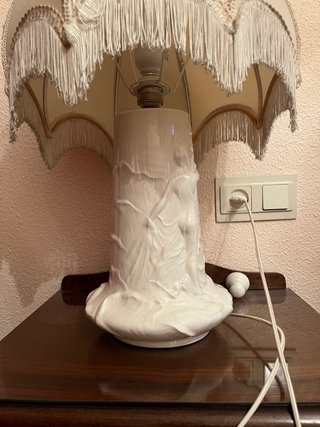 Lámpara de mesa cerámica beige y blanca