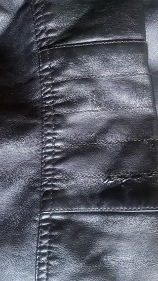 Chaqueta de cuero con algunos desgastes
