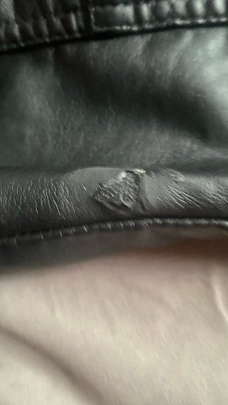 Chaqueta de cuero con algunos desgastes