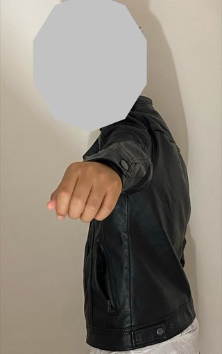 Chaqueta de cuero con algunos desgastes