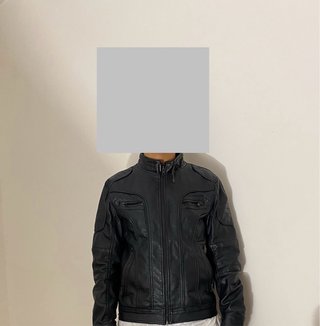 Chaqueta de cuero con algunos desgastes