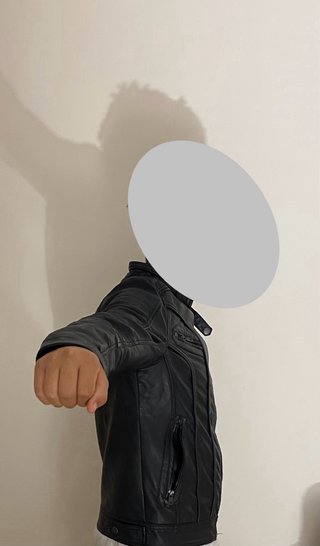 Chaqueta de cuero con algunos desgastes