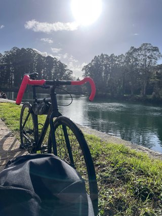 Bicicleta Fixie Negra cinta rosa