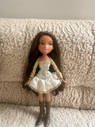 Bratz Yasmin Muñeca Vestido Blanco y Dorado