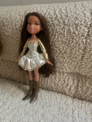 Bratz Yasmin Muñeca Vestido Blanco y Dorado